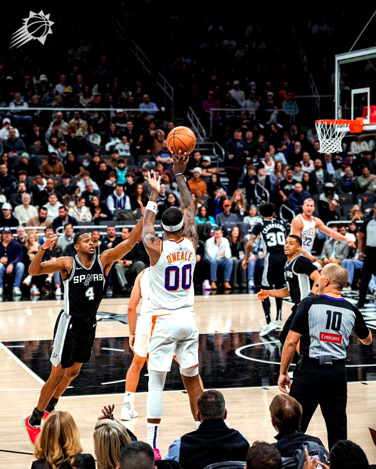 马刺险胜猛龙，拉文点燃赛场