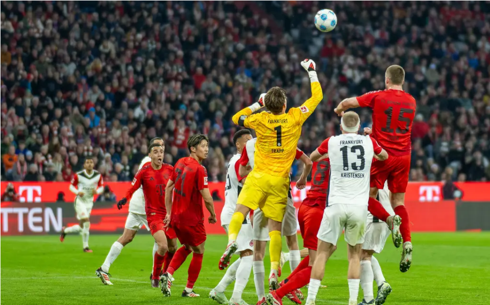 巴黎险胜拜仁，梅西点燃赛场