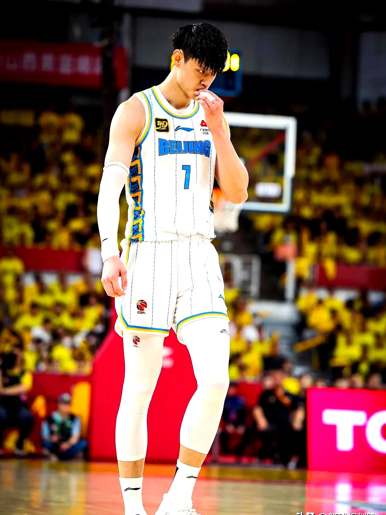 篮球比赛中一名球员因伤缺席比赛 篮球比赛中一名球员因伤缺席比赛