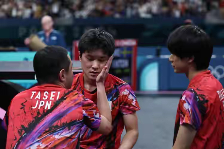 日本队险胜瑞典队,张本智和点燃赛场 日本队险胜瑞典队,张本智和点燃赛场