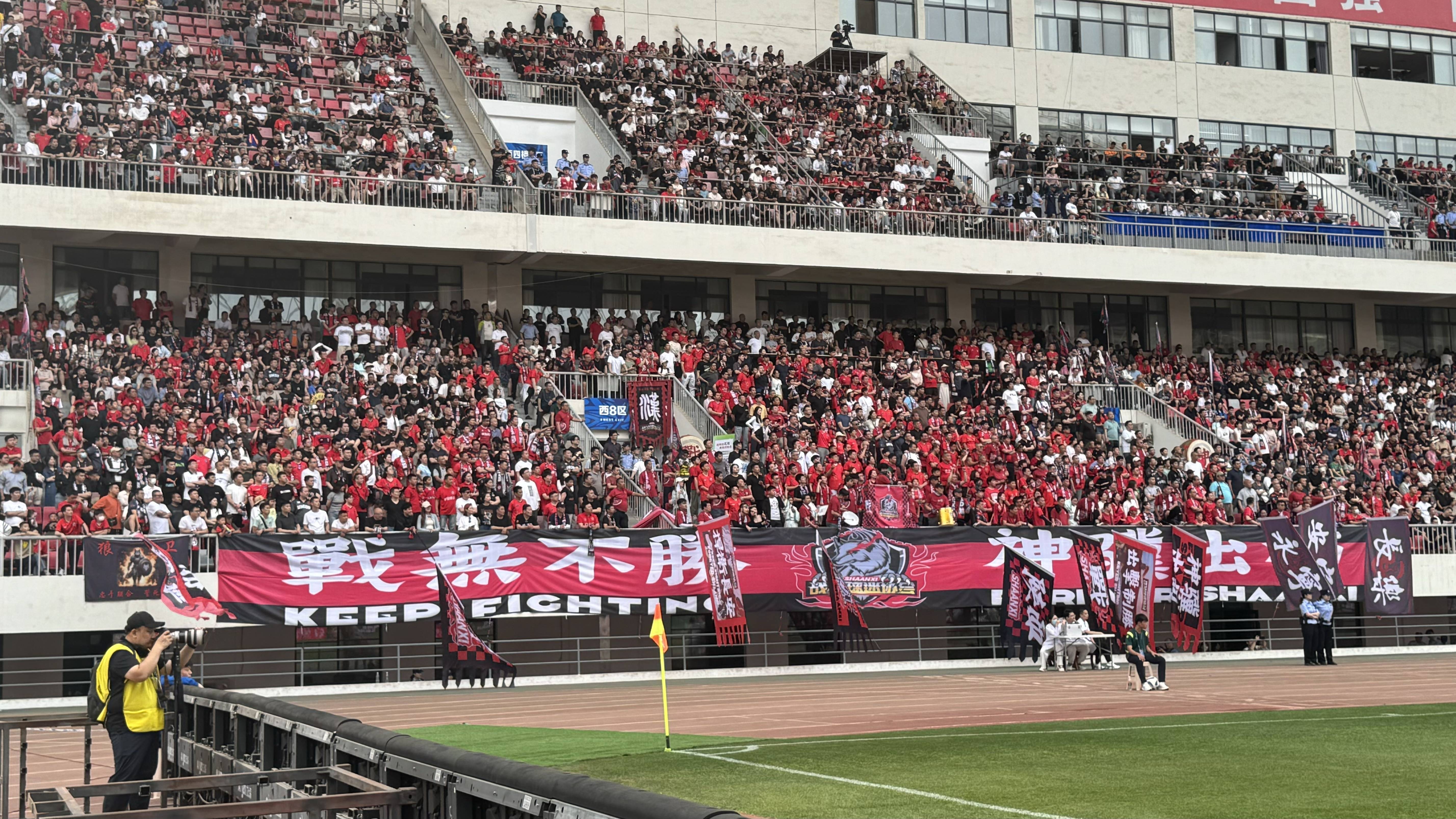 广州队主场告捷，球迷热情庆祝胜利