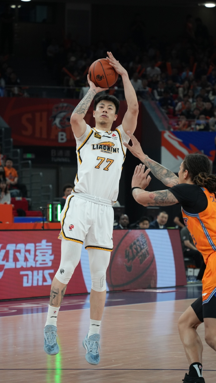 雷霆横扫深圳队,张镇麟带队取胜 雷霆横扫深圳队,张镇麟带队取胜