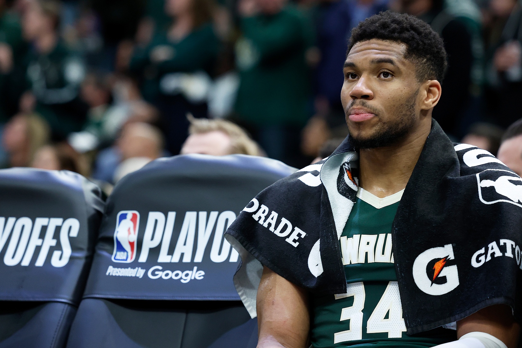 雄鹿主场惊险取胜，完美保持主场不败