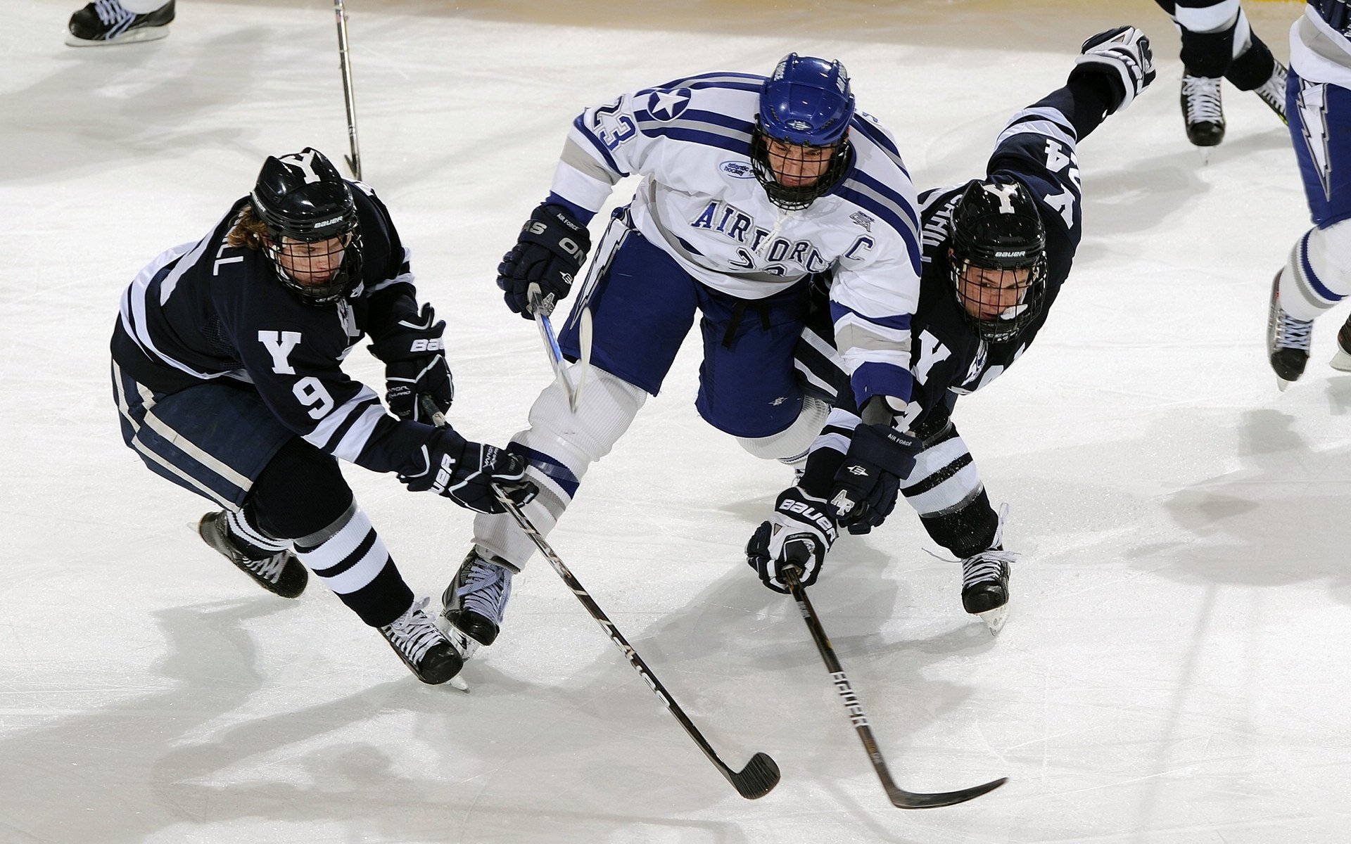 赛道上的艺术大师，阿隆索驾驭阿斯顿马丁力克迈凯伦的高光时刻